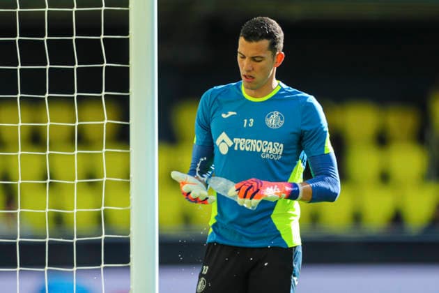 December 6, 2025, Villarreal, Castellon, SPAIN: David Soria of Getafe CF warms up during the Spanish league, LaLiga EA Sports, football match played between Villarreal CF and Getafe CF at La Ceramica stadium on December 6, 2025, in Villarreal, Spain. Villarreal SPAIN - ZUMAa181 20251206_zaa_a181_095 Copyright: xIvanxTerronx
