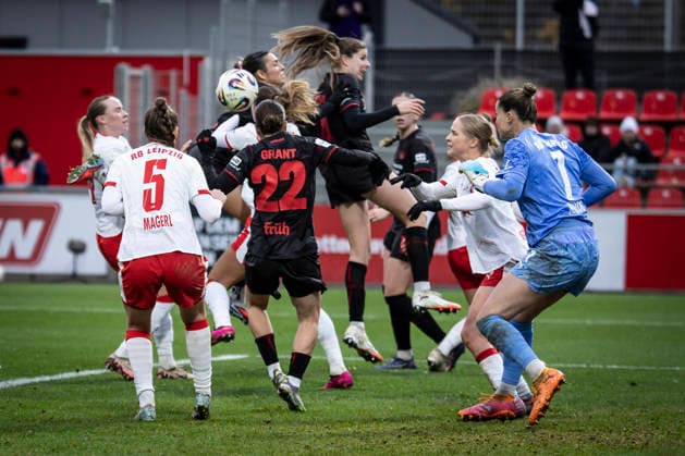 Womens soccer Bundesliga Bayer 04 Leverkusen RB Leipzig, 06 12 2025 feelings in the penalty area of RB Leipzig, Julia Magerl RB Leipzig, 5 , Ruby Grant Bayer 04 Leverkusen, 22 , Lilla Turanyi Bayer 04 Leverkusen, 24 , Elvira Herzog RB Leipzig, 1 Bayer 04 Leverkusen RB Leipzig on matchday 12 of the Google Pixel Womens Bundesliga on 06 12 2025 at Ulrich Haberland Stadium in Leverkusen North Rhine-Westphalia DFL REGULATIONS PROHIBIT ANY USE OF PHOTOGRAPHS AS IMAGE SEQUENCES AND OR QUASI VIDEO Copyright: xBEAUTIFULxSPORTS AxelxKohringx