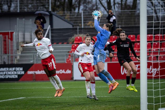 Womens Soccer Bundesliga Bayer 04 Leverkusen RB Leipzig, 06 12 2025 Elvira Herzog RB Leipzig, 1 catches a cross Bayer 04 Leverkusen RB Leipzig on matchday 12 of the Google Pixel Womens Bundesliga on 06 12 2025 at Ulrich Haberland Stadium in Leverkusen North Rhine-Westphalia DFL REGULATIONS PROHIBIT ANY USE OF PHOTOGRAPHS AS IMAGE SEQUENCES AND OR QUASI VIDEO Copyright: xBEAUTIFULxSPORTS AxelxKohringx
