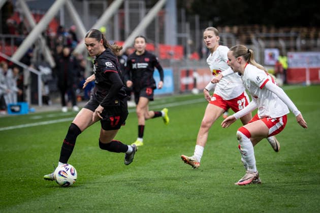 Womens Soccer Bundesliga Bayer 04 Leverkusen RB Leipzig, 06 12 2025 Valentina Mädl Bayer 04 Leverkusen, 17 , Marlene Müller RB Leipzig, 27 on the sidelines Bayer 04 Leverkusen RB Leipzig on matchday 12 of the Google Pixel Womens Bundesliga on 06 12 2025 at Ulrich Haberland Stadium in Leverkusen North Rhine-Westphalia DFL REGULATIONS PROHIBIT ANY USE OF PHOTOGRAPHS AS IMAGE SEQUENCES AND OR QUASI VIDEO Copyright: xBEAUTIFULxSPORTS AxelxKohringx