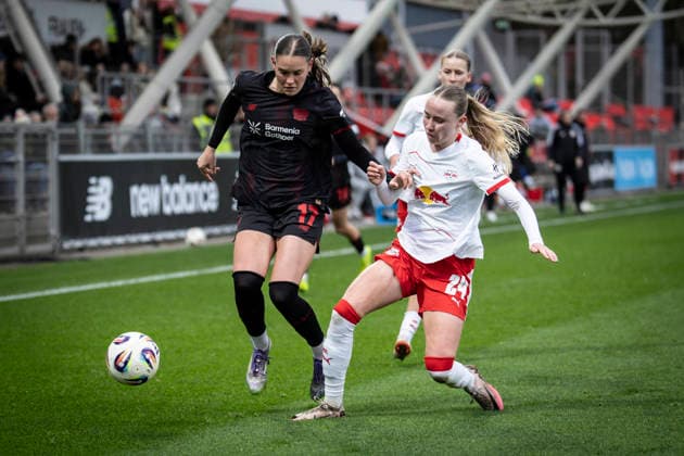 Womens Soccer Bundesliga Bayer 04 Leverkusen RB Leipzig, 06 12 2025 Valentina Mädl Bayer 04 Leverkusen, 17 , Marlene Müller RB Leipzig, 27 on the sidelines Bayer 04 Leverkusen RB Leipzig on matchday 12 of the Google Pixel Womens Bundesliga on 06 12 2025 at Ulrich Haberland Stadium in Leverkusen North Rhine-Westphalia DFL REGULATIONS PROHIBIT ANY USE OF PHOTOGRAPHS AS IMAGE SEQUENCES AND OR QUASI VIDEO Copyright: xBEAUTIFULxSPORTS AxelxKohringx