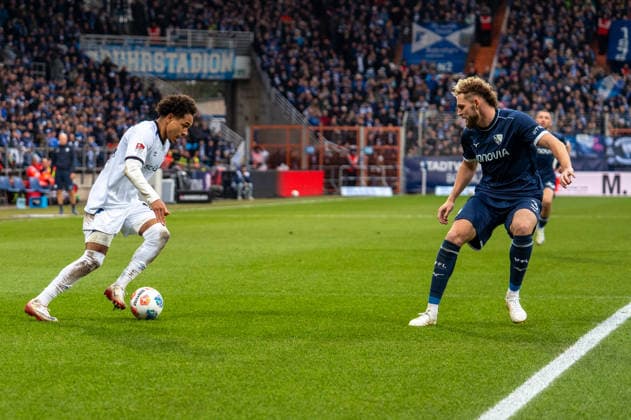 Germany, Soccer, 2 Bundesliga, Matchday 15 2025 2026 VfL Bochum Arminia Bielefeld on 06 12 in Bochum Vonovia Ruhrstadion Monju Momuluh Arminia Bielefeld 14 Philipp Strompf VfL Bochum 3 Copyright: xSvenxHeidmannx