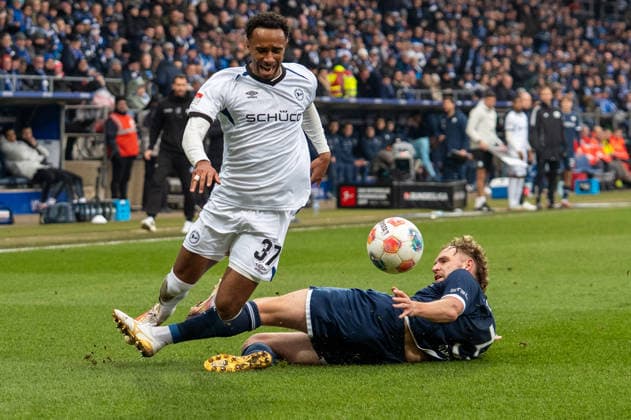Germany, Soccer, 2 Bundesliga, Matchday 15 2025 2026 VfL Bochum Arminia Bielefeld on 06 12 in Bochum Vonovia Ruhrstadion Noah Joel Sarenren Bazee Arminia Bielefeld 37 and Philipp Strompf VfL Bochum 3 Copyright: xSvenxHeidmannx