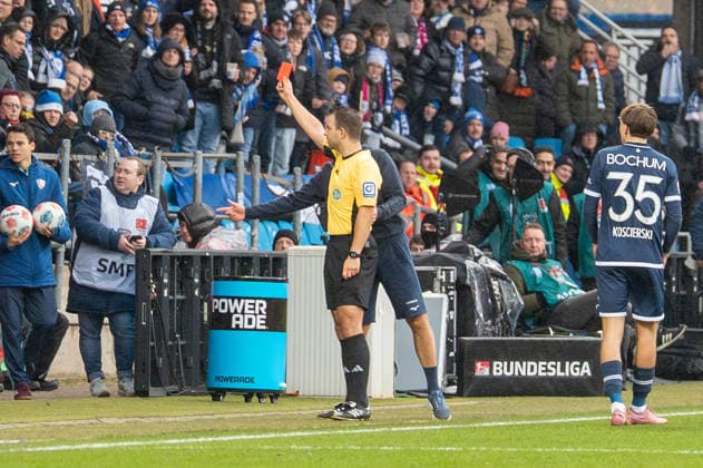 Germany, Football, 2 Bundesliga, Matchday 15 2025 2026 VfL Bochum Arminia Bielefeld on 06 12 in Bochum Vonovia Ruhrstadion Wolfgang Haslberger Referee shows Simon Zoller the red card Copyright: xSvenxHeidmannx