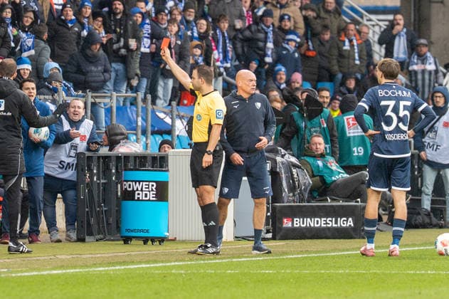 Germany, Football, 2 Bundesliga, Matchday 15 2025 2026 VfL Bochum Arminia Bielefeld on 06 12 in Bochum Vonovia Ruhrstadion Wolfgang Haslberger Referee shows Simon Zoller the red card Copyright: xSvenxHeidmannx