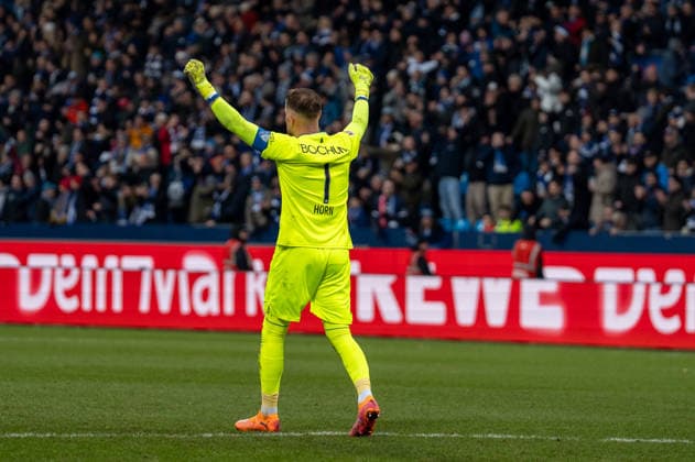 Germany, Soccer, 2 Bundesliga, Matchday 15 2025 2026 VfL Bochum Arminia Bielefeld on 06 12 in Bochum Vonovia Ruhrstadion Timo Horn VfL Bochum 1 cheers after the final whistle for the 1 0 home win Copyright: xSvenxHeidmannx