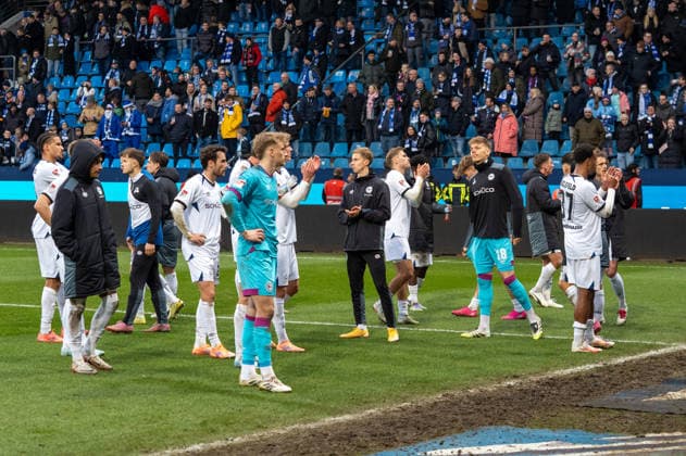 Germany, Soccer, 2 Bundesliga, Matchday 15 2025 2026 VfL Bochum Arminia Bielefeld on 06 12 in Bochum Vonovia Ruhrstadion the Arminia Bielefeld team after the match with the fans who had traveled with them Copyright: xSvenxHeidmannx