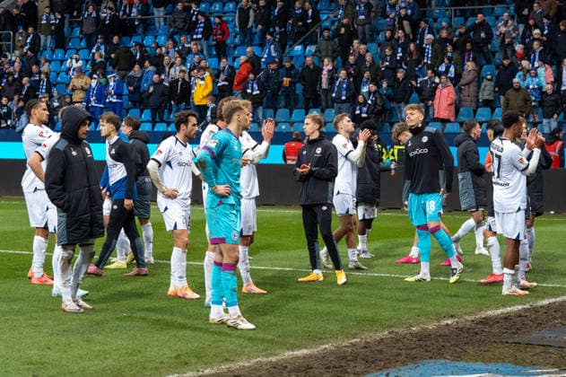 Germany, Soccer, 2 Bundesliga, Matchday 15 2025 2026 VfL Bochum Arminia Bielefeld on 06 12 in Bochum Vonovia Ruhrstadion the Arminia Bielefeld team after the match with the fans who had traveled with them Copyright: xSvenxHeidmannx
