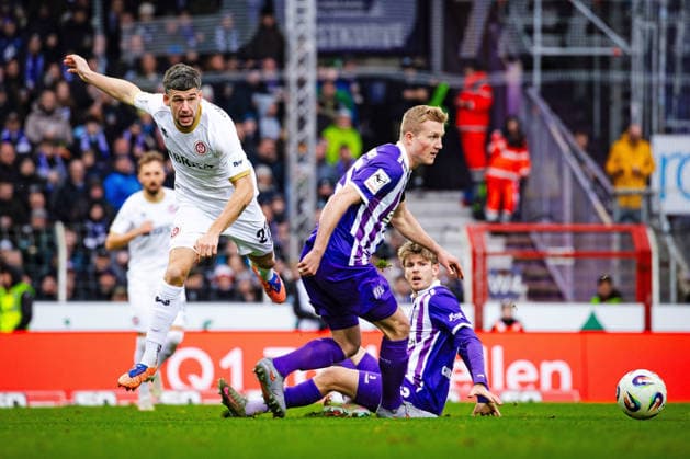 Football 3 Liga VfL Osnabrück SV Wehen Wiesbaden 06 12 25, Jordy Gillekens SVWW , Niklas Wiemann VFL ,