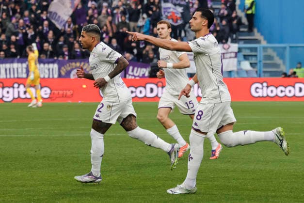December 6, 2025, Reggio Emilia, REGGIO EMILIA: Fiorentina s Rolando Mandragora jubilates with his teammates after scoring the goal during the Italian Serie A soccer match US Sassuolo vs ACF Fiorentina at Mapei Stadium in Reggio Emilia, Italy, 6 December 2025. ANSA ELISABETTA BARACCHI. Soccer: Serie A ; Sassuolo - Fiorentina  - ZUMAa110 20251206_zaf_a110_030 Copyright: xElisabettaxBaracchix