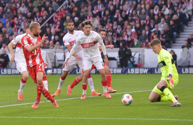 06 12 2025, xblx, Fußball 1 Bundesliga, VfB Stuttgart Bayern München v l Konrad Laimer FC Bayern Muenchen zautz, Goal scored, Tor zum 0 1 DFL DFB REGULATIONS PROHIBIT ANY USE OF PHOTOGRAPHS as IMAGE SEQUENCES and or QUASI VIDEO Stuttgart