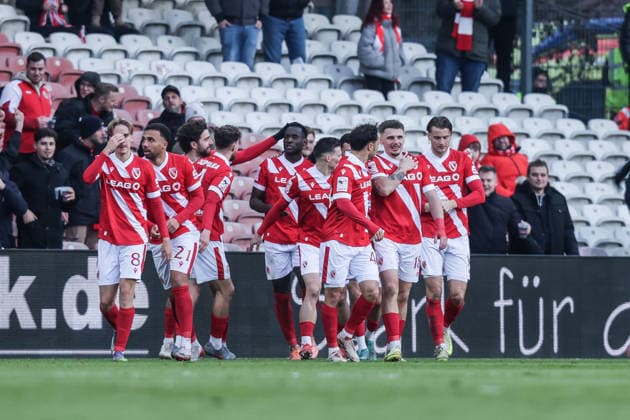 Sport, Soccer, 3 Liga Season 2025 2026 17 Matchday FC Energie Cottbus MSV Duisburg 06 12 2025, LEAG Energie Stadion Goal celebration FC Energie Cottbus after the goal to 2 0 the players are happy, goal scorer Merveille Biankadi FC Energie Cottbus, 37 Cottbus LEAG Energie Stadion Brandenburg Germany