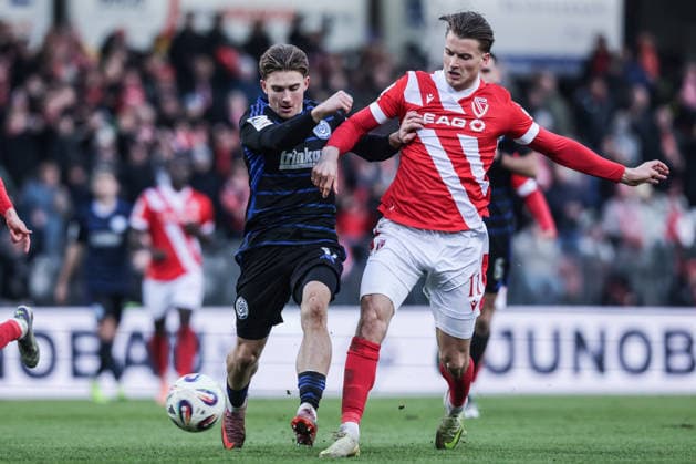 Sport, Football, 3 Liga Season 2025 2026 17 Matchday FC Energie Cottbus MSV Duisburg 06 12 2025, LEAG Energie Stadion Patrick Sussek MSV Duisburg, 37 Moritz Hannemann FC Energie Cottbus, 11 Duel Cottbus LEAG Energie Stadion Brandenburg Germany