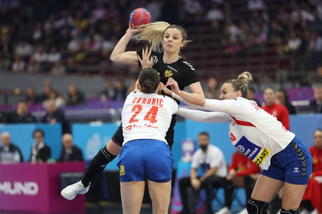 Montenegro Serbia, IHF Womens Handball World Championship Matea Pletikosic Montenegro, 10 vs Jovana Skrobic Serbia, 24 and Andela Janjusevic Serbia, 15 3 Main Round match of the Womens Handball World Championship between Montenegro and Serbia on December 6, 2025 at the Westfalenhalle in Dortmund , Dortmund Nordrhein Westfalen Germany Westfalenhalle