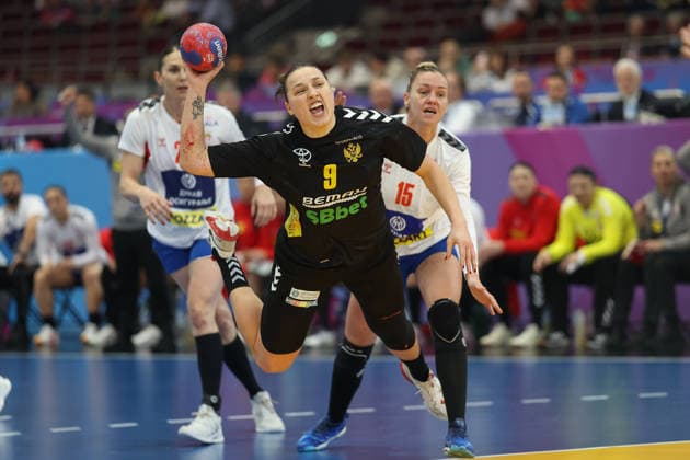 Montenegro Serbia, IHF Womens Handball World Championship Durdina Jaukovic Montenegro, 9 ahead Andela Janjusevic Serbia, 15 3 Main round match of the Womens Handball World Championship between Montenegro and Serbia on December 6, 2025 at the Westfalenhalle in Dortmund , Dortmund Nordrhein Westfalen Germany Westfalenhalle