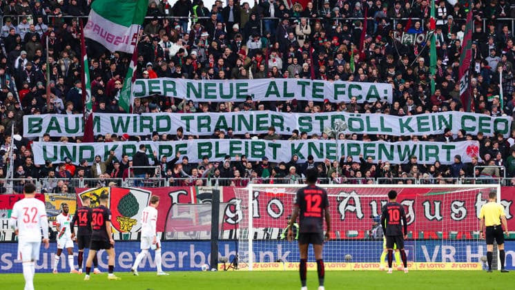 Banner der Fans von Team (FC Augsburg) Markus Krapf (Präsident, FC Augsburg) und Michael Ströll (Geschäftsführer, FC Augsburg) beim Spiel zwischen FC Augsburg v Bayer 04 Leverkusen, Fußball, Herren, Bundesliga, 2025 2026, 13.Spieltag am 06.12.2025 in Augsburg, WWK-Arena. DFL and DFB regulations prohibit any use of photographs as image sequences and or quasi-video. Bayern Deutschland *** Banner of the fans of Team FC Augsburg Markus Krapf President, FC Augsburg and Michael Ströll Managing Director, FC Augsburg at the match between FC Augsburg v Bayer 04 Leverkusen, Football, Men, Bundesliga, 2025 2026, Matchday 13 on 06 12 2025 in Augsburg, WWK Arena DFL and DFB regulations prohibit any use of photographs as image sequences and or quasi video Bayern Germany