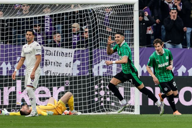 December 6, 2025, Reggio Emilia, REGGIO EMILIA: Sassuolo s Cristian Volpato jubilates with his teammates after scoring the goal during the Italian Serie A soccer match US Sassuolo vs ACF Fiorentina at Mapei Stadium in Reggio Emilia, Italy, 6 December 2025. ANSA ELISABETTA BARACCHI. Soccer: Serie A ; Sassuolo - Fiorentina  - ZUMAa110 20251206_zaf_a110_032 Copyright: xElisabettaxBaracchix