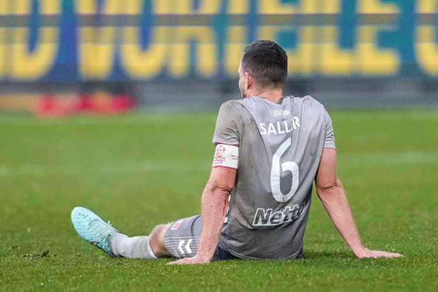 Benedikt Saller Regensburg, 6 , player of SSV Jahn Regensburg, disappointed about the defeat, disappointment after the final whistle, highlight, loser, lost, frustration, disappointed, pessimistic, 06 12 2025, Sinsheim Germany , Football, 3 Liga, TSG 1899 Hoffenheim II SSV Jahn Regensburg, DFB DFL REGULATIONS PROHIBIT ANY USE OF PHOTOGRAPHS AS IMAGE SEQUENCES AND OR QUASI VIDEO xozx