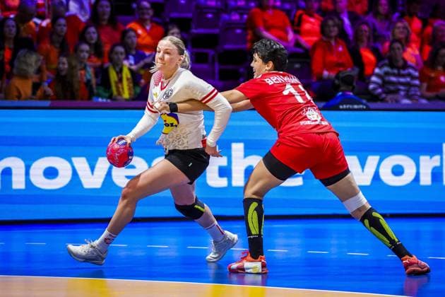 ROTTERDAM , 06-12-2025 , Rotterdam Ahoy , Womens World Championship, WM, Weltmeisterschaft Handball 2025 , match between Austria and Tunisia , picture shows Austria player Viktoria Marksteiner and Tunisia player Salma Ben Hassine Austria - Tunisia (women)  x32374357x Copyright: