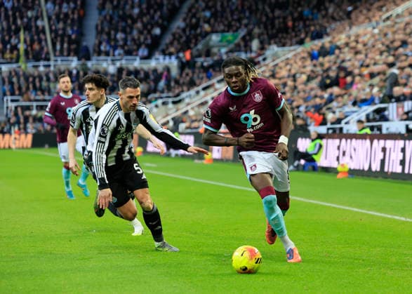 Newcastle United v Burnley Premier League Fabian Schär of Newcastle United (left) defends against Lesley Ugochukwu of Burnley during the Premier League match at St. James s Park, Newcastle 06 12 2025 UK Newspapers OUT Copyright: xFredxPalmerx FIL-22605-0050
