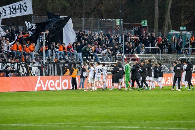 06 12 25, Football 3 Liga, Season 2025 2026, Matchday 17, Viktoria Koeln SSV Ulm 1846 at Sportpark Hoehenberg The Ulm team celebrates the 1 0 away win with their fans Important note According to the regulations of the DFL German Football League or the DFB German Football Association, it is prohibited to use or have used photographs taken in the stadium and or of the match in the form of sequential images and or video-like photo series Photo Kirchner Media Thomas Haesler Copyright: xKirchner-Media ThomasxHaeslerx