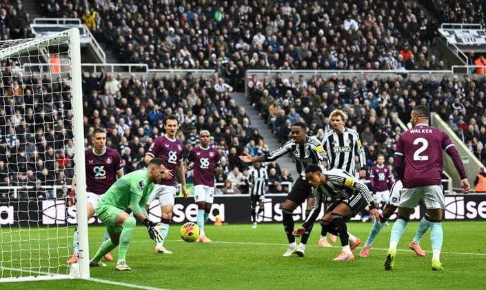 Jacob Ramsey of Newcastle United sees his header saved by Martin Dubravka goalkeeper for Burnley Newcastle United v Burnley, Premier League, Football, St James Park, Newcastle, UK - 06 Dec 2025Newcastle St James Park United Kingdom EDITORIAL USE ONLY No use with unauthorised audio, video, data, fixture lists, club league logos or live services. Online in-match use limited to 120 images, no video emulation. No use in betting, games or single club league player publications. Copyright: xRichardxLee Shutterstockx 16009236af
