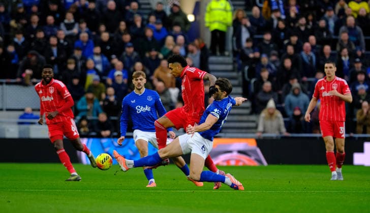 Igor Jesus of Nottingham Forest and James Tarkowski of Everton in action during the Premier league football match between Everton and Nottingham Forest at Hill Dickinson Stadium in Liverpool. Copyright: xPaulxBonser SportsxPressxPhotox Sportspressphoto_SPR70657