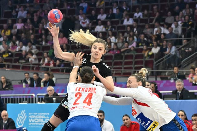 GER, Dortmund, 27th Wommens World Championship 2025, Main Round, Group II, 3 Round Round Montenegro MNE vs Serbia Serbia SRB 06 12 2025, Westfalenhalle, Dortmund, GER, Dortmund, 27th Wommens World Championship 2025, Main Round, Group II, 3 Round Round Montenegro MNE vs Serbia Serbia SRB , in the picture Matea PLETIKOSIÄÜ MNE 10 , in a duel against Jovana Skrobić SRB 24 , nordphotoxGmbHx xMeuter nph00351