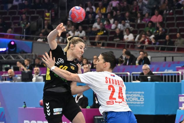 GER, Dortmund, 27th Wommens World Championship 2025, Main Round, Group II, 3 Round Round Montenegro MNE vs Serbia Serbia SRB 06 12 2025, Westfalenhalle, Dortmund, GER, Dortmund, 27th Wommens World Championship 2025, Main Round, Group II, 3 Round Round Montenegro MNE vs Serbia Serbia SRB , in the picture Matea PLETIKOSIÄÜ MNE 10 , in a duel against Jovana Skrobić SRB 24 , nordphotoxGmbHx xMeuter nph00351