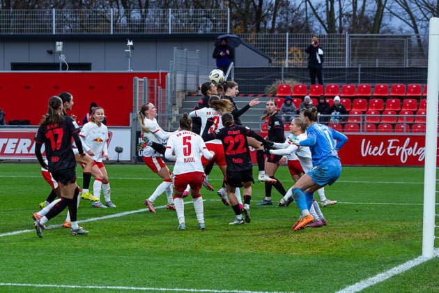 Header duel in the penalty area Bayer 04 Leverkusen vs RB Leipzig, Football, Women 1 Bundesliga, Google Pixel Women Bundesliga, Matchday 12, Season 2025 2026, 06 12 2025 DFB REGULATIONS PROHIBIT ANY USE OF PHOTOGRAPHS AS IMAGE SEQUENCES AND OR QUASI VIDEO, Bayer 04 Leverkusen vs RB Leipzig, Football, Women Bundesliga, Google Pixel Women Bundesliga, Matchday 12, Season 2025 2026, 06 12 2025 Leverkusen Copyright: xEibner-Pressefoto DamianxKruczynx EP_DKI