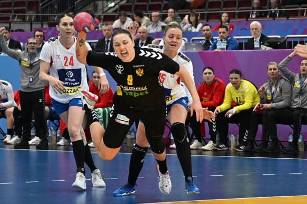 GER, Dortmund, 27th Wommens World Championship 2025, Main Round Main Round, Group II, 3 Round Round Montenegro MNE vs Serbia Serbia SRB 06 12 2025, Westfalenhalle, Dortmund, GER, Dortmund, 27th Wommens World Championship 2025, Main Round Main Round, Group Group II, 3 Round Round Montenegro MNE vs Serbia Serbia SRB , in the picture Durdina JAUKOVIÄÜ MNE 9 , in a duel against AnÄela JanjuÅ¡ević SRB 15 , Jovana Skrobić SRB 24 , nordphotoxGmbHx xMeuter nph00351