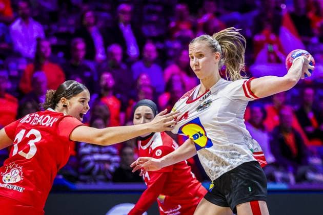 ROTTERDAM , 06-12-2025 , Rotterdam Ahoy , Womens World Championship, WM, Weltmeisterschaft Handball 2025 , match between Austria and Tunisia , picture shows Austria player Klara Schhlegel and Tunisia player Yosr Mostefaoui Austria - Tunisia (women)  x32374934x Copyright: