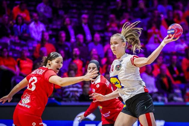 ROTTERDAM , 06-12-2025 , Rotterdam Ahoy , Womens World Championship, WM, Weltmeisterschaft Handball 2025 , match between Austria and Tunisia , picture shows Austria player Klara Schhlegel and Tunisia player Yosr Mostefaoui Austria - Tunisia (women)  x32374960x Copyright: