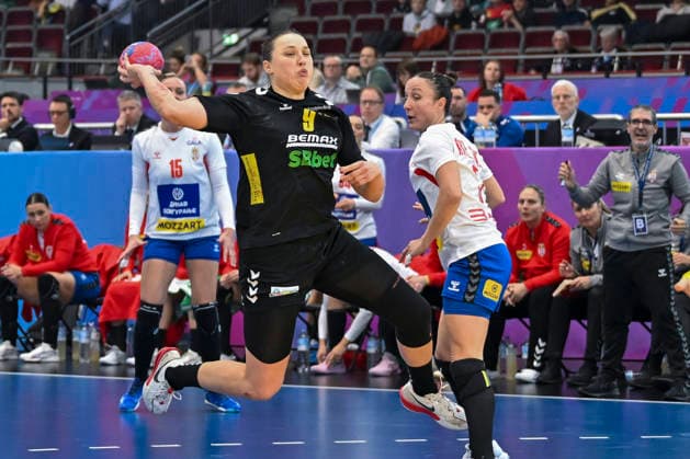 GER, Dortmund, 27th Wommens World Championship 2025, Main Round, Group II, 3 Round Round Montenegro MNE vs Serbia Serbia SRB 06 12 2025, Westfalenhalle, Dortmund, GER, Dortmund, 27th Wommens World Championship 2025, Main Round, Group II, 3 Round Round Montenegro MNE vs Serbia Serbia SRB , in the picture Durdina JAUKOVIÄÜ MNE 9 , free in front of the goal nordphotoxGmbHx xMeuter nph00351