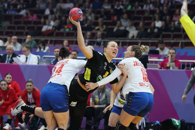 GER, Dortmund, 27th Wommens World Championship 2025, Main Round Main Round, Group II, 3 Round Round Montenegro MNE vs Serbia Serbia SRB 06 12 2025, Westfalenhalle, Dortmund, GER, Dortmund, 27th Wommens World Championship 2025, Main Round Main Round, Group Group II, 3 Round Round Montenegro MNE vs Serbia Serbia SRB , in the picture Durdina JAUKOVIÄÜ MNE 9 , in a duel against Jovana Skrobić SRB 24 , AnÄela Janjuöević SRB 15 , nordphotoxGmbHx xMeuter nph00351