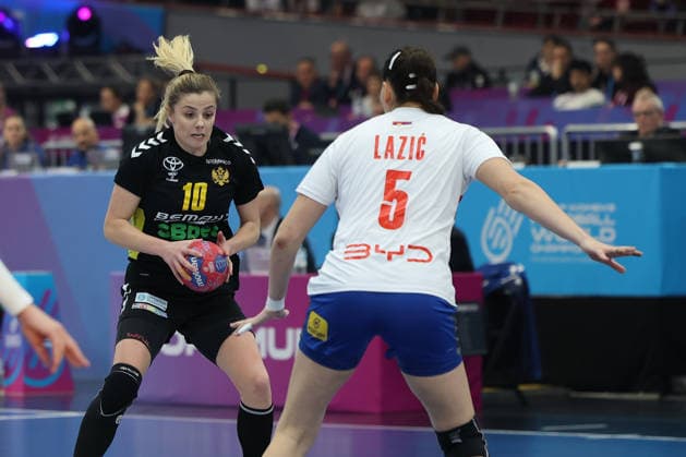 GER, Dortmund, 27th Wommens World Championship 2025, Main Round, Group II, 3 Round Round Montenegro MNE vs Serbia Serbia SRB 06 12 2025, Westfalenhalle, Dortmund, GER, Dortmund, 27th Wommens World Championship 2025, Main Round, Group II, 3 Round Round Montenegro MNE vs Serbia Serbia SRB , in the picture Matea PLETIKOSIÄÜ MNE 10 , in a duel against Emilija Lazić SRB 5 , nordphotoxGmbHx xMeuter nph00351
