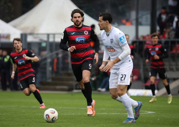 f l Lex Tyger Lobinger Viktoria Koeln 09 , Lukas Mazagg SSV 1846 Ulm 27 , in the background other players GER, Viktoria Koeln 1904 vs SSV 1846 Ulm, Football, 3 Liga, Matchday 17, Season 2025 2026, 06 12 2025 DFL DFB REGULATIONS PROHIBIT ANY USE OF PHOTOGRAPHS as IMAGE SEQUENCES and or QUASI VIDEO GER, Viktoria Koeln 1904 vs SSV 1846 Ulm, Football, 3 Liga, Matchday 17, Season 2025 2026, 06 12 2025 Koeln Copyright: xEibner-Pressefotox xThomasxStoeckerx EP_TSR