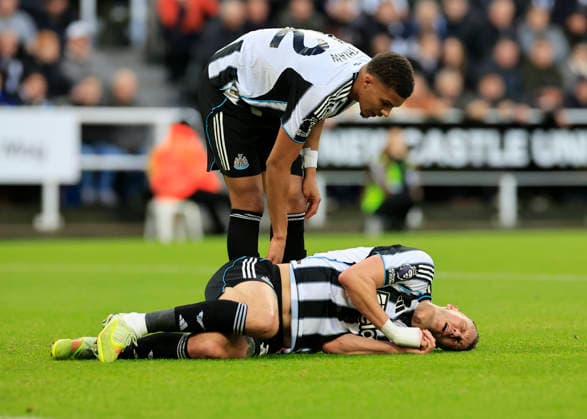 Newcastle United v Burnley Premier League Dan Burn of Newcastle United lies injured on the ground during the Premier League match at St. James s Park, Newcastle 06 12 2025 UK Newspapers OUT Copyright: xFredxPalmerx FIL-22605-0053