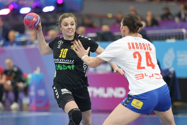 Montenegro Serbia, IHF Womens Handball World Championship Matea Pletikosic Montenegro, 10 vs Jovana Skrobic Serbia, 24 3 Main round match of the Womens Handball World Championship between Montenegro and Serbia on December 6, 2025 at the Westfalenhalle in Dortmund , Dortmund Nordrhein Westfalen Germany Westfalenhalle