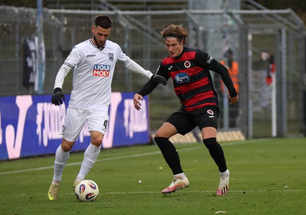 v l Leon Dajaku SSV 1846 Ulm 43 , Tobias Eisenhut Viktoria Koeln 06 GER, Viktoria Koeln 1904 vs SSV 1846 Ulm, Football, 3 Liga, Matchday 17, Season 2025 2026, 06 12 2025 DFL DFB REGULATIONS PROHIBIT ANY USE OF PHOTOGRAPHS as IMAGE SEQUENCES and or QUASI VIDEO GER, Viktoria Koeln 1904 vs SSV 1846 Ulm, Football, 3 Liga, Matchday 17, Season 2025 2026, 06 12 2025 Koeln Copyright: xEibner-Pressefotox xThomasxStoeckerx EP_TSR