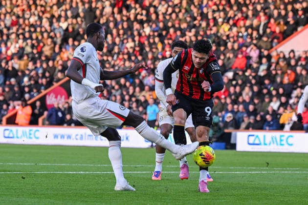 Bournemouth v Chelsea Premier League 06 12 2025. Evanilson (9) of AFC Bournemouth on the attack shoots at goal as he battles for possession with Trevoh Chalobah (23) of Chelsea during the Premier League match between Bournemouth and Chelsea at the Vitality Stadium, Bournemouth, England on 6 December 2025. Bournemouth Vitality Stadium Dorset England Editorial use only DataCo restrictions apply See www.football-dataco.com , Copyright: xGrahamxHuntx PSI-23351-0031
