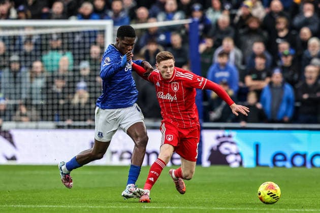 Premier League Everton v Nottingham Forest Elliot Anderson of Nottingham Forest fouled by Thierno Barry of Everton during the Premier League match Everton vs Nottingham Forest at Hill Dickinson Stadium, Liverpool, United Kingdom, 6th December 2025 (Photo by Alfie Cosgrove News Images) Liverpool Hill Dickinson Stadium Merseyside United Kingdom Copyright: xAlfiexCosgrove NewsxImagesx