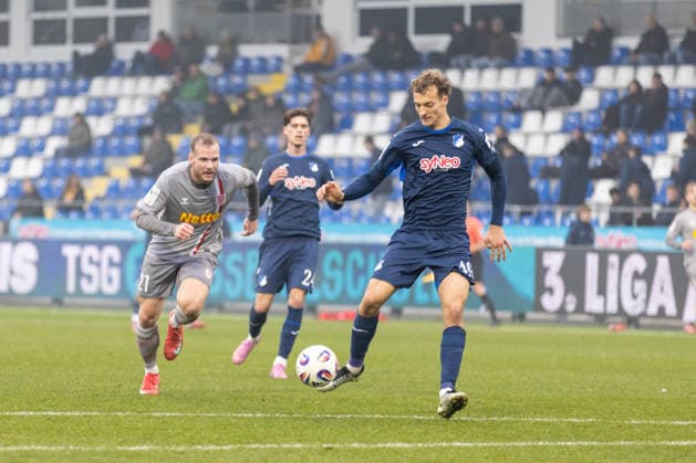 06 12 2025, Soccer, GER, Season, 3 Liga, Season 2025 2026, Matchday 17, TSG Hoffenheim II SSV Jahn Regensburg Yannik Lührs on the ball in front of Eric Hottmann SSV Jahn Regensburg DFL REGULATIONS PROHIBIT ANY USE OF PHOTOGRAPHS AS IMAGE SEQUENCES AND OR QUASI VIDEO