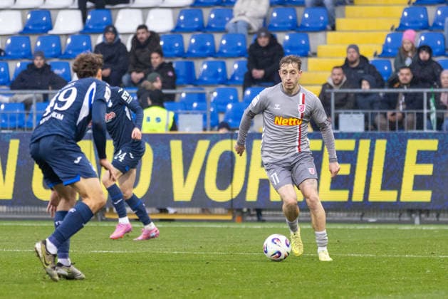 06 12 2025, Soccer, GER, Season, 3 Liga, Season 2025 2026, 17 Matchday, TSG Hoffenheim II SSV Jahn Regensburg Noel Eichinger Regensburg vs Yannik Lührs DFL REGULATIONS PROHIBIT ANY USE OF PHOTOGRAPHS AS IMAGE SEQUENCES AND OR QUASI VIDEO