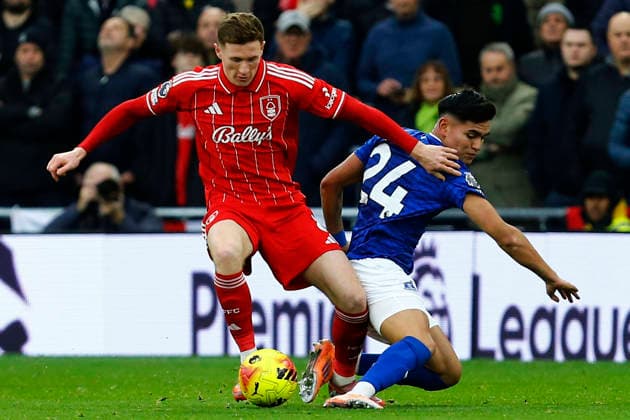 Everton v Nottingham Forest, Liverpool, UK - 6 December 2025 Elliot Anderson of Nottingham Forest battles for the ball with Carlos Alcaraz of Everton during the English Premier League Match between Everton and Nottingham Forest at Hill Dickinson Stadium on 6 December 2025 in Liverpool, England (Photo by Steve Taylor PPAUK) Bramley-Moore Dock Hill Dickinson Stadium Liverpool England Copyright: xStevexTaylor PPAUKx PPA-234438