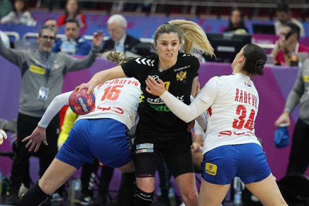 GER, Dortmund, 27th Wommens World Championship 2025, Main Round Main Round, Group II, 3 Round Round Montenegro MNE vs Serbia Serbia SRB 06 12 2025, Westfalenhalle, Dortmund, GER, Dortmund, 27th Wommens World Championship 2025, Main Round Main Round, Group II, 3 Round Round Montenegro MNE vs Serbia Serbia SRB , in the picture Matea PLETIKOSIÄÜ MNE 10 , in a duel against AnÄela JanjuÅ¡ević SRB 15 , Dunja Radević SRB 34 , nordphotoxGmbHx xMeuter nph00351