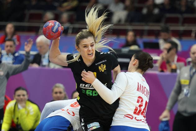 GER, Dortmund, 27th Wommens World Championship 2025, Main Round Main Round, Group II, 3 Round Round Montenegro MNE vs Serbia Serbia SRB 06 12 2025, Westfalenhalle, Dortmund, GER, Dortmund, 27th Wommens World Championship 2025, Main Round Main Round, Group II, 3 Round Round Montenegro MNE vs Serbia Serbia SRB , in the picture Matea PLETIKOSIÄÜ MNE 10 , in a duel against AnÄela JanjuÅ¡ević SRB 15 , Dunja Radević SRB 34 , nordphotoxGmbHx xMeuter nph00351