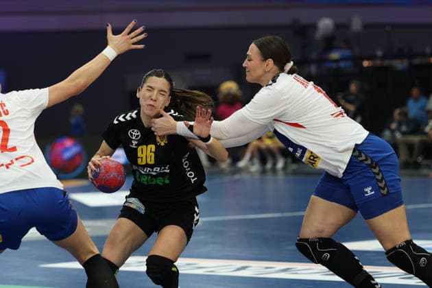 GER, Dortmund, 27th Wommens World Championship 2025, Main Round, Group II, 3 Round Round Montenegro MNE vs Serbia Serbia SRB 06 12 2025, Westfalenhalle, Dortmund, GER, Dortmund, 27th Wommens World Championship 2025, Main Round, Group II, 3 Round Round Montenegro MNE vs Serbia Serbia SRB , in the picture Itana GRBIÄÜ MNE 96 , in a duel against Jelena Agbaba SRB 13 , nordphotoxGmbHx xMeuter nph00351