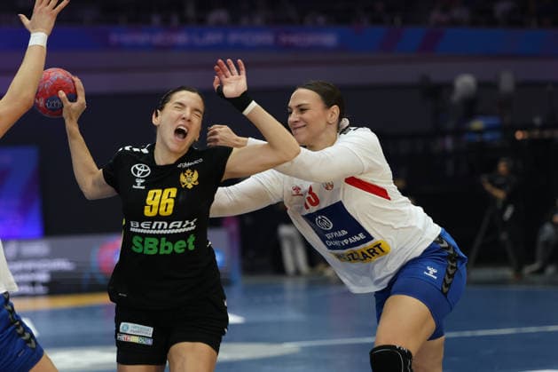 GER, Dortmund, 27th Wommens World Championship 2025, Main Round, Group II, 3 Round Round Montenegro MNE vs Serbia Serbia SRB 06 12 2025, Westfalenhalle, Dortmund, GER, Dortmund, 27th Wommens World Championship 2025, Main Round, Group II, 3 Round Round Montenegro MNE vs Serbia Serbia SRB , in the picture Itana GRBIÄÜ MNE 96 , in a duel against Jelena Agbaba SRB 13 , nordphotoxGmbHx xMeuter nph00351