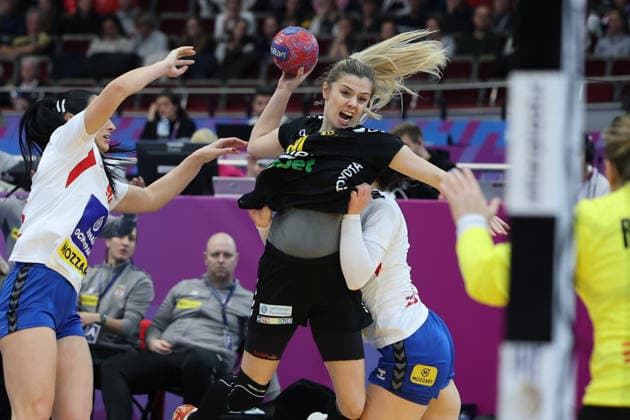 GER, Dortmund, 27th Wommens World Championship 2025, Main Round, Group II, 3 Round Round Montenegro MNE vs Serbia Serbia SRB 06 12 2025, Westfalenhalle, Dortmund, GER, Dortmund, 27th Wommens World Championship 2025, Main Round, Group II, 3 Round Round Montenegro MNE vs Serbia Serbia SRB , in the picture Matea PLETIKOSIÄÜ MNE 10 , in a duel against Dunja Radević SRB 34 , nordphotoxGmbHx xMeuter nph00351